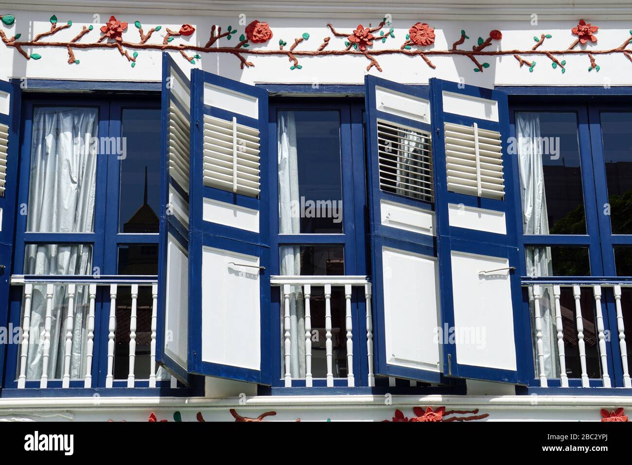 vieux volets colorés en bois à singapour Banque D'Images