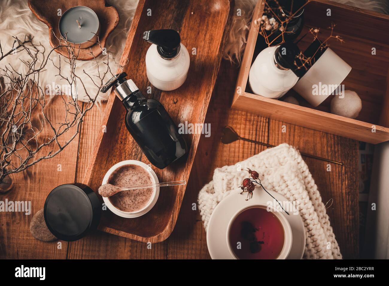 Bouteilles cosmétiques avec cosmétiques pour le soin du corps sur une table en bois. Le spa est situé sur un fond en bois. Étiquette vierge pour maquette de marquage Banque D'Images