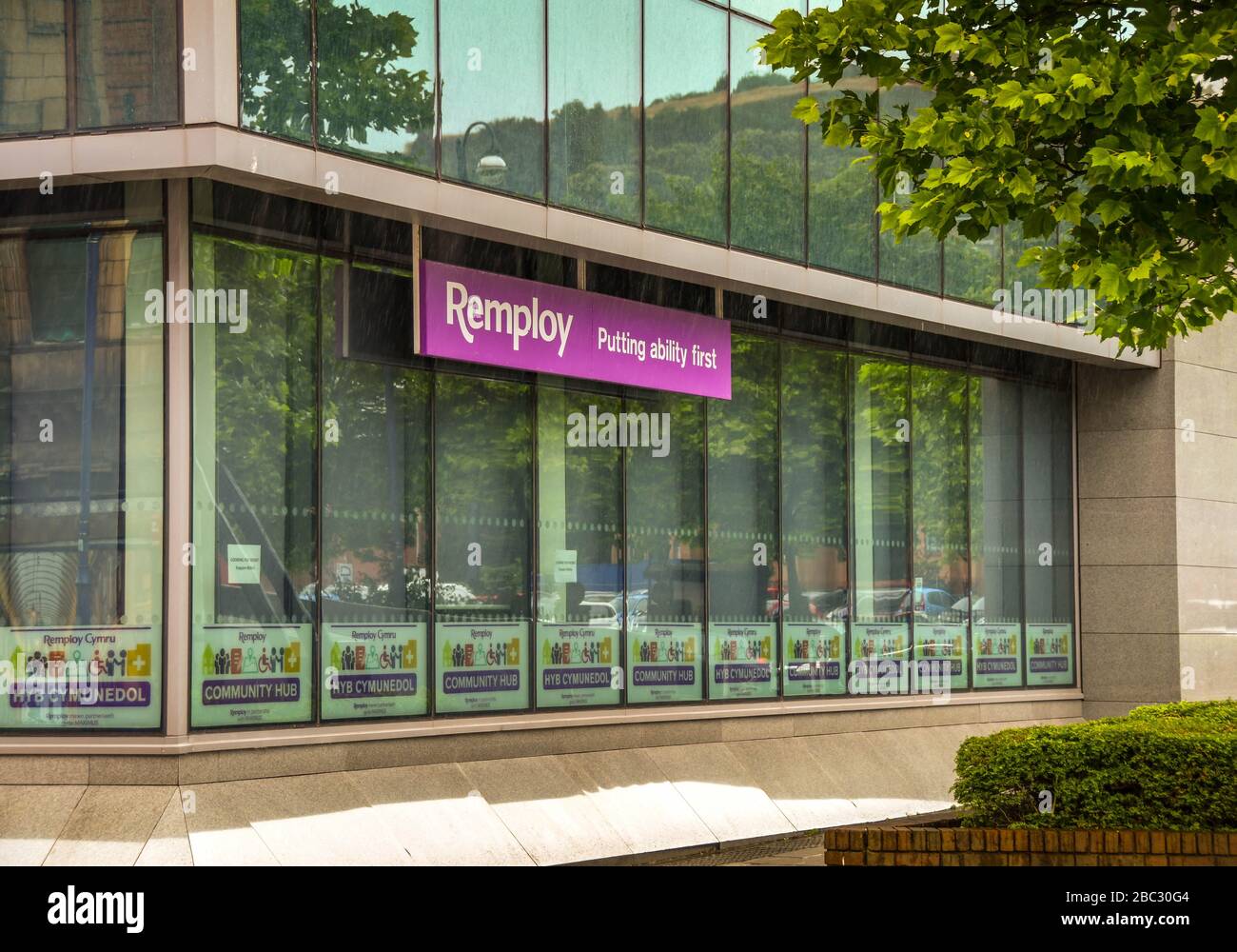 SWANSEA, PAYS DE GALLES - JUILLET 2018 : signez les bureaux de l'organisation Remploy dans le centre-ville de Swansea. Banque D'Images