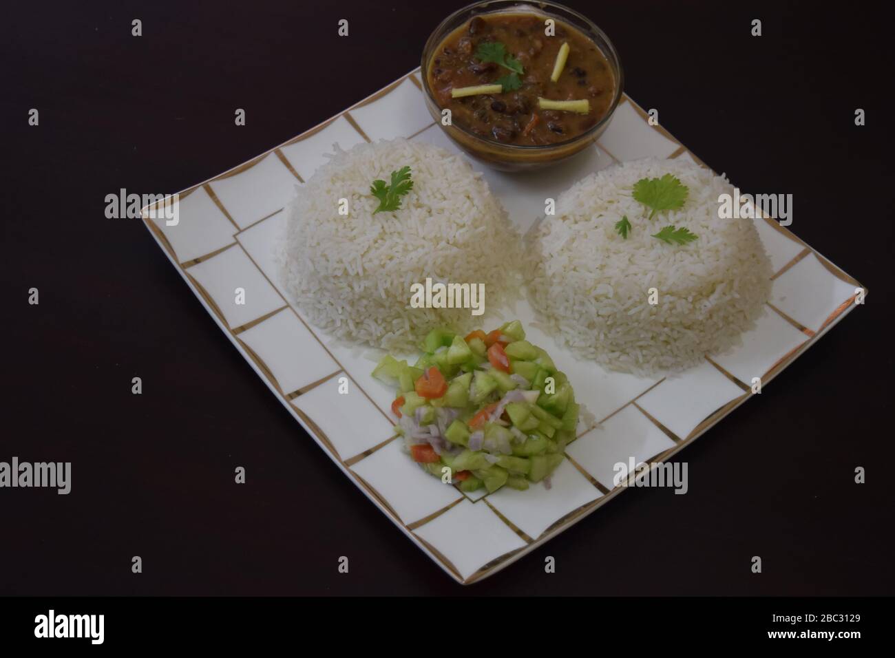 Deux bols de faire bouillir le riz avec des haricots rouges cuits et de la salade Banque D'Images