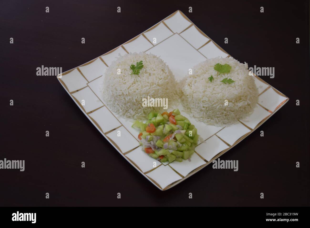 Deux bols de faire bouillir le riz avec salade avec de l'espace pour ajouter du texte Banque D'Images