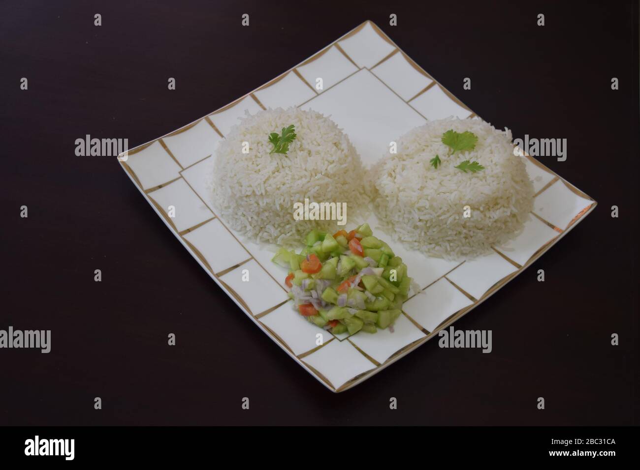 Deux bols de faire bouillir le riz avec salade avec de l'espace pour ajouter du texte Banque D'Images