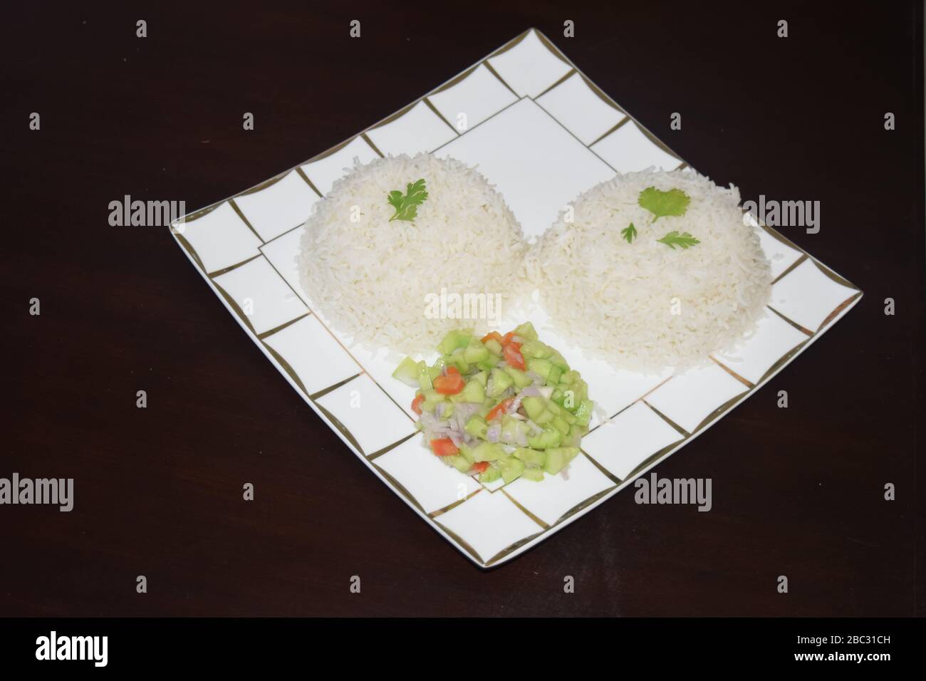 Deux bols de faire bouillir le riz avec salade avec de l'espace pour ajouter du texte Banque D'Images