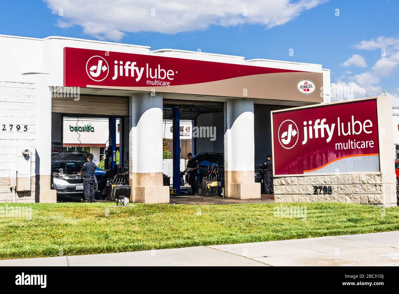 11 mars 2020 Santa Clara / CA / USA - Jiffy Lube emplacement dans le sud de San Francisco Bay Area; Jiffy Lube est une marque américaine de changement de pétrole automobile sp Banque D'Images