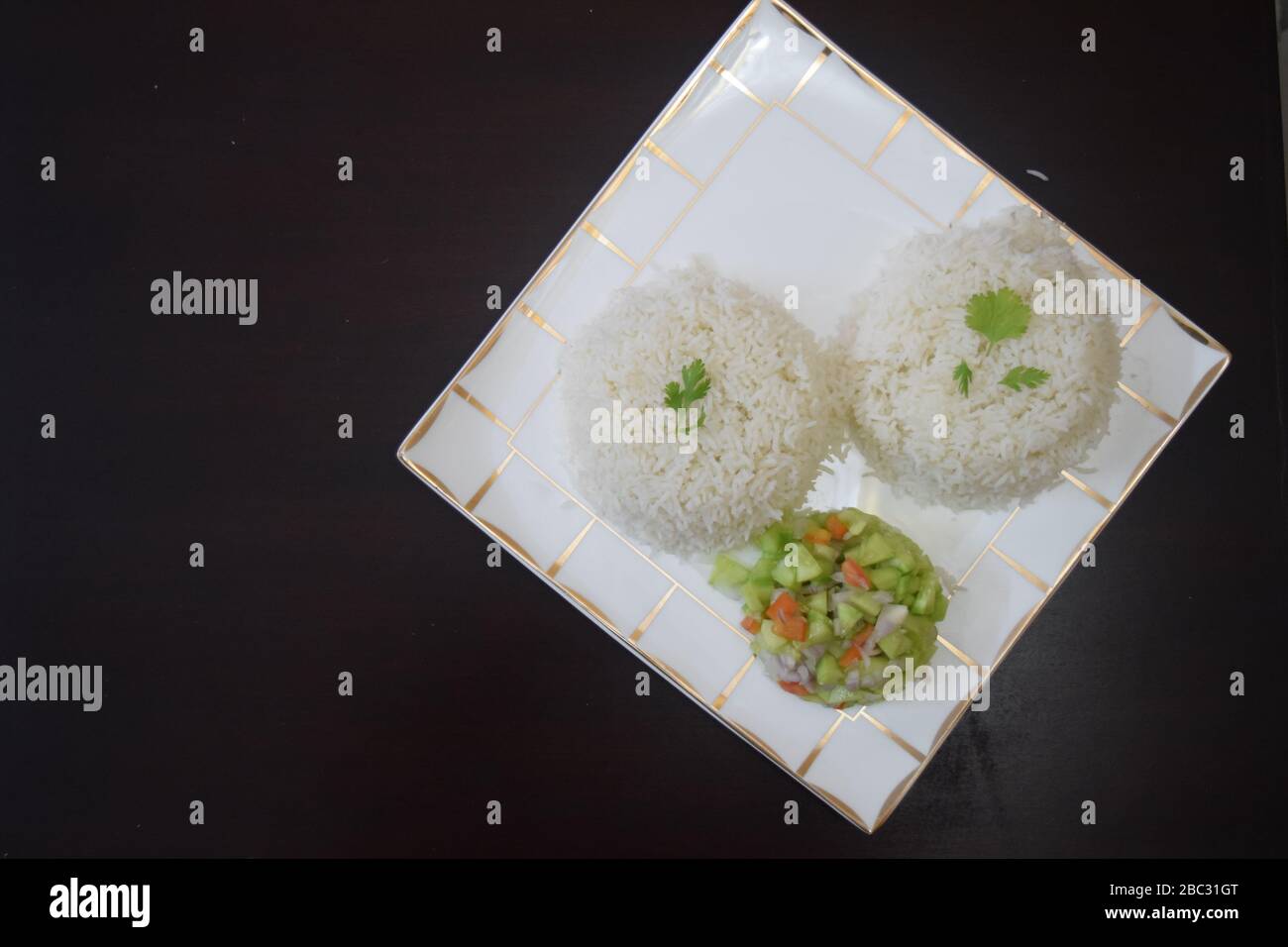 Deux bols de faire bouillir le riz avec salade avec de l'espace pour ajouter du texte Banque D'Images