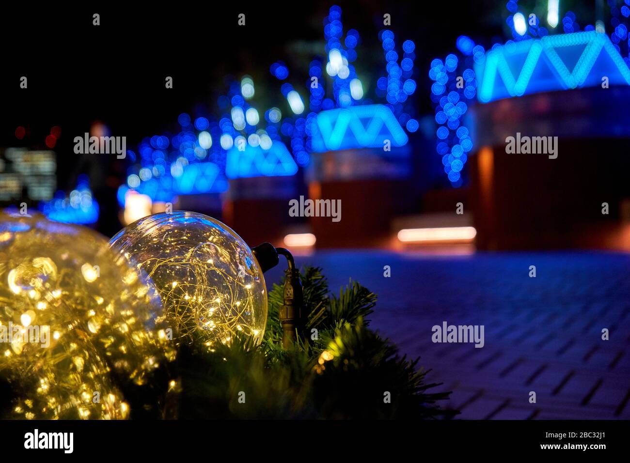 Boules éclairantes et autres décorations de Noël en arrière-plan Banque D'Images
