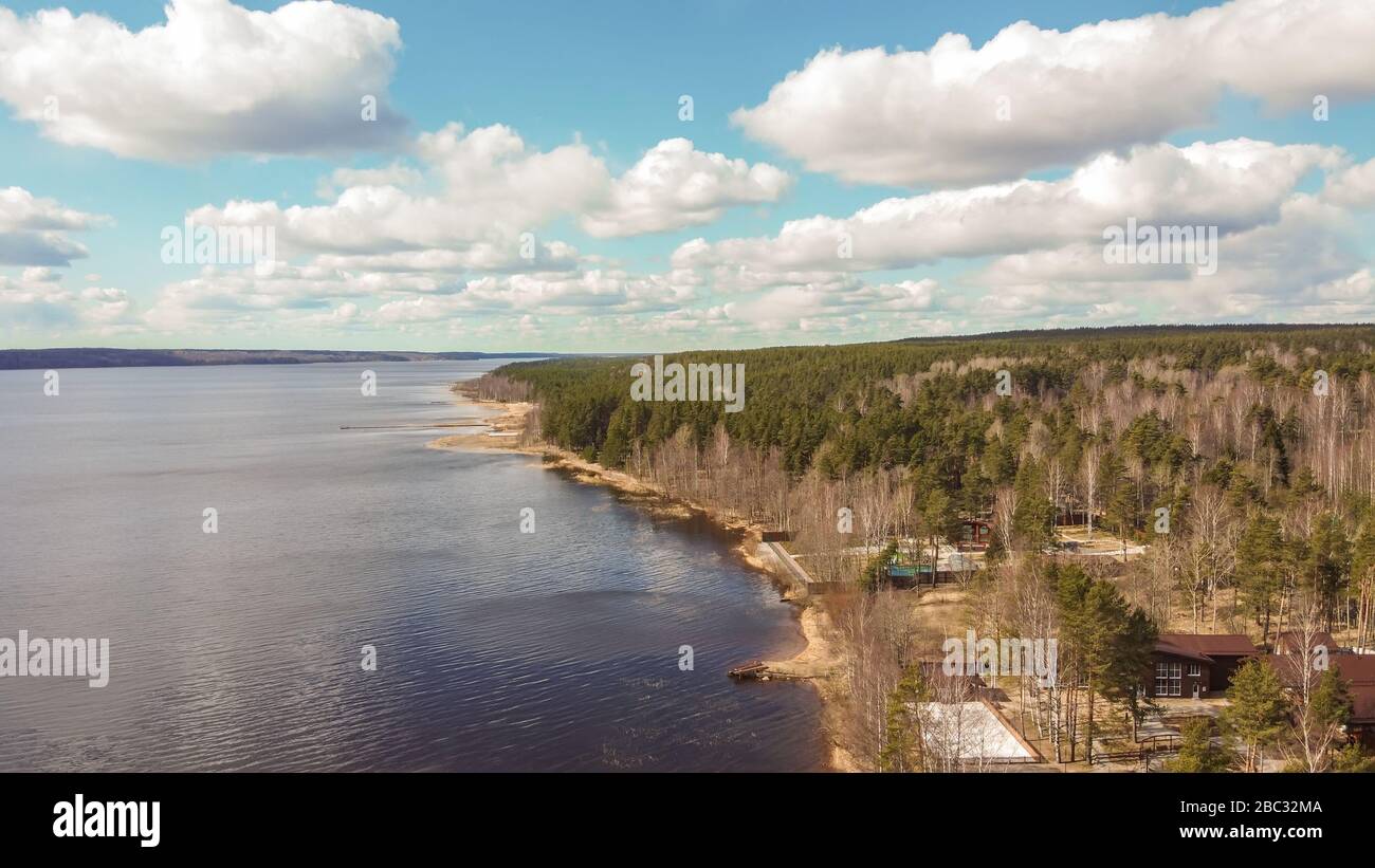 Vue aérienne de la rivière Vuoksi, de la forêt et de la colonie en automne, Losevo, Oblast de Leningrad, Russie Banque D'Images