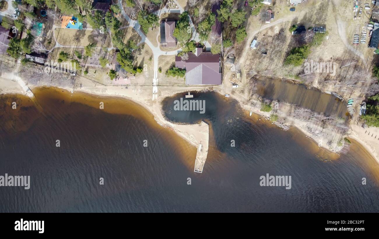 Vue aérienne de la rivière Vuoksi, de la forêt et de la colonie en automne, Losevo, Oblast de Leningrad, Russie Banque D'Images