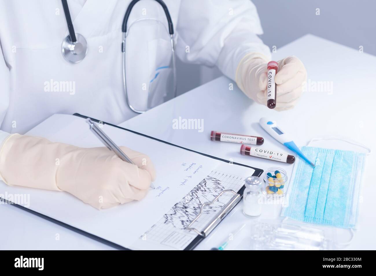 Mains de médecin avec gants de protection portant COVID 19 Coronavirus test sang notes statistiques. Test de virus et concept de recherche. Se concentrer sur COVID- Banque D'Images