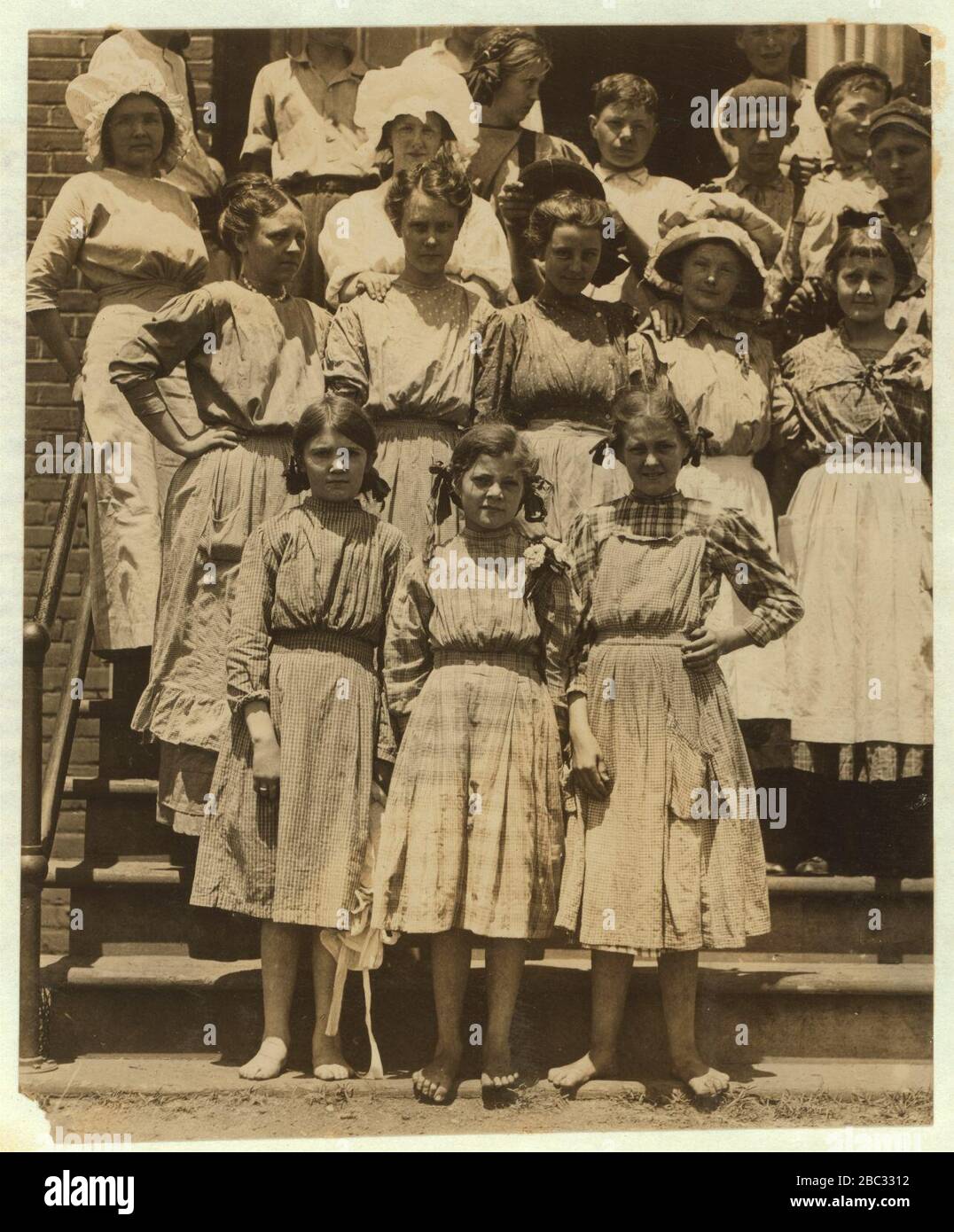 Groupe de filles et de femmes travaillant à Aragon Mill, Rock Hill, S.C. Banque D'Images