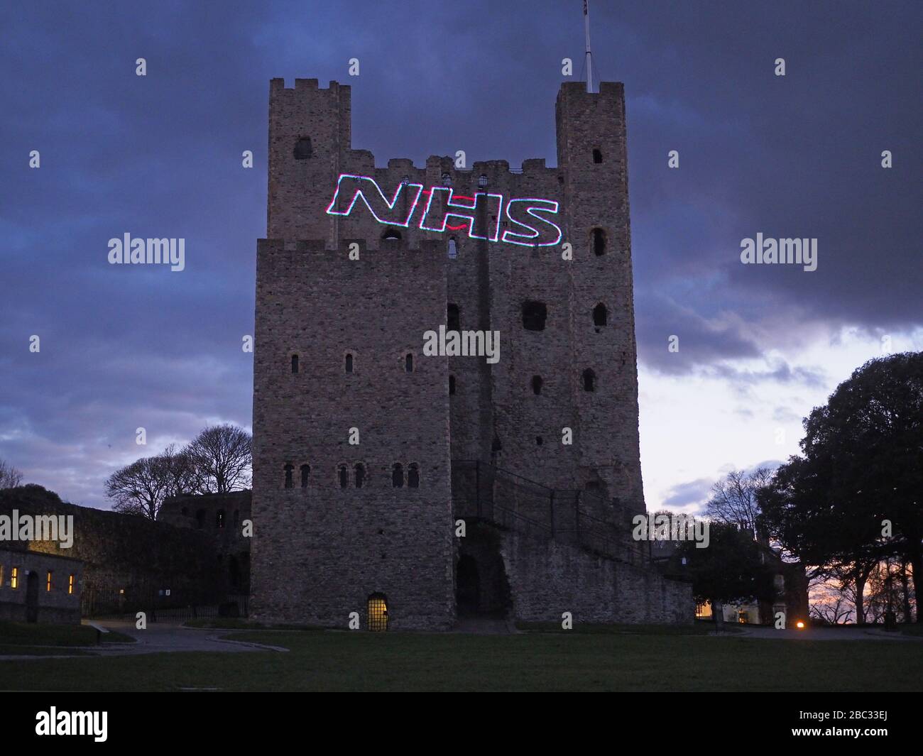 Rochester, Kent, Royaume-Uni. 2 avril 2020. Le château de Rochester et la cathédrale ont tous deux été éclairés ce soir pour le Clap pour l'événement NHS. Le château avait des messages colorés de soutien pour le NHS et les principaux travailleurs projetés sur lui. Crédit: James Bell/Alay Live News Banque D'Images