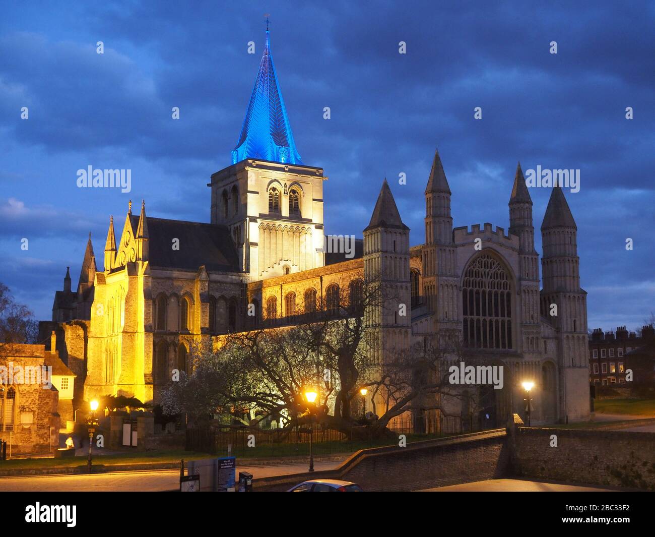 Rochester, Kent, Royaume-Uni. 2 avril 2020. Le château de Rochester et la cathédrale ont tous deux été éclairés ce soir pour le Clap pour l'événement NHS. Le château avait des messages colorés de soutien pour le NHS et les principaux travailleurs projetés sur lui. Crédit: James Bell/Alay Live News Banque D'Images