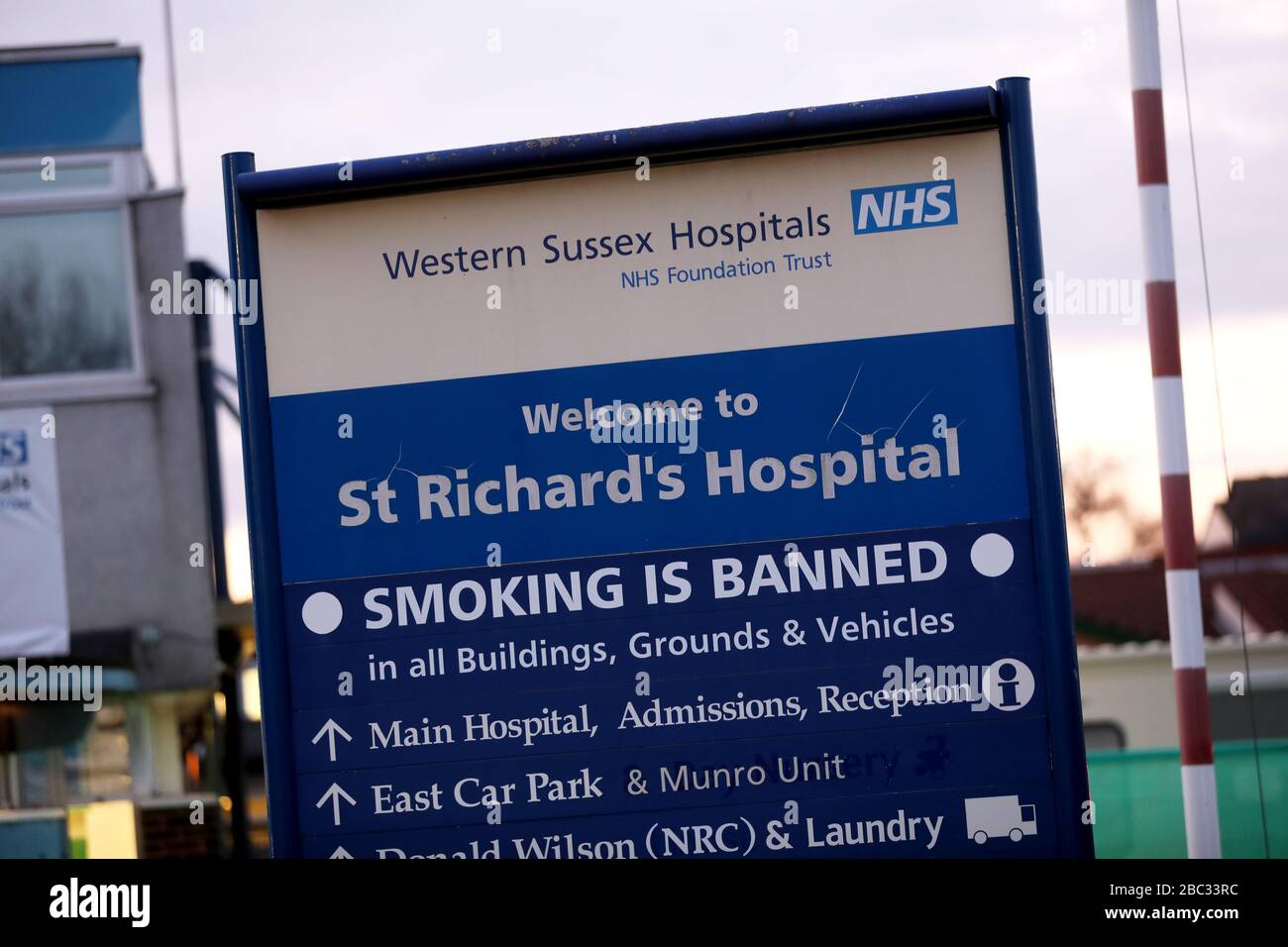 Chichester St Richards Hospital, West Sussex, Royaume-Uni - le personnel de l'hôpital voit et entend les applaudissements des habitants de la région qui ont applaudi et applaudi leur travail à 20:00 ce soir pendant le Coronavirus, (Covid-19) pandamique. Jeudi 2 avril 2020 © Sam Stephenson / Alay Live News. Banque D'Images