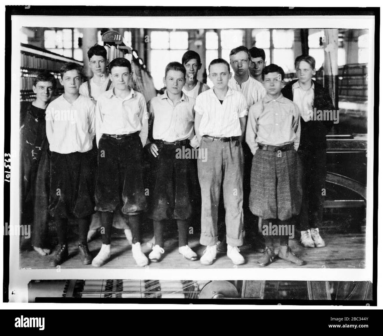 Groupe de jeunes travailleurs dans la salle de mule. Tous sauf deux ont 14 et 15 ans. Je rentre à la maison à 11:00 Berkshire Cotton Mills. Banque D'Images