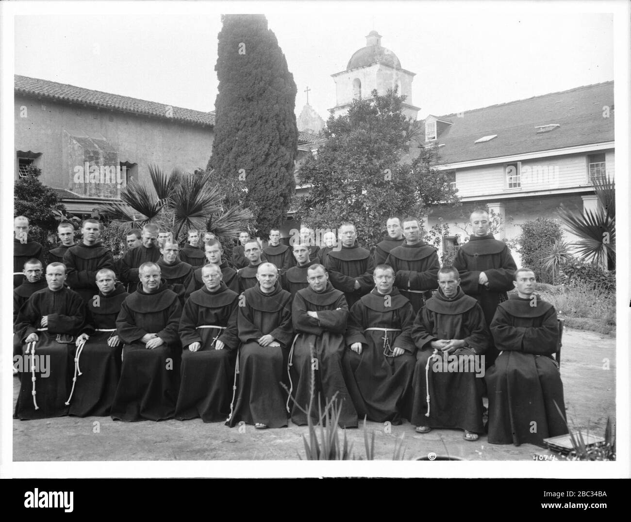 Portrait de groupe d'environ 30 moines Franciscains à l'extérieur à la Mission Santa Barbara, 1904 Banque D'Images