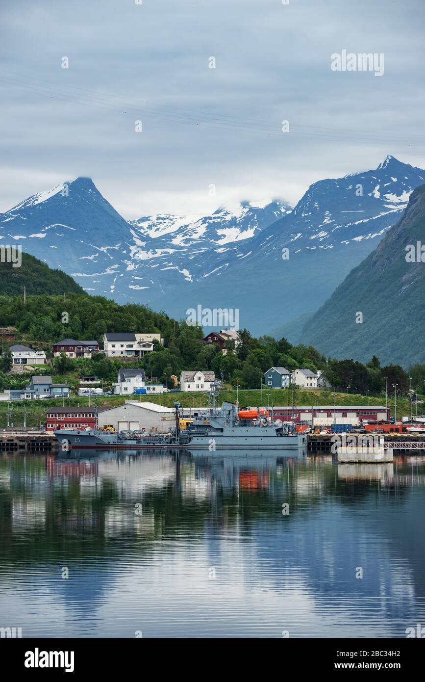 Bateaux dans le quai sur un fjord, Norvège Banque D'Images