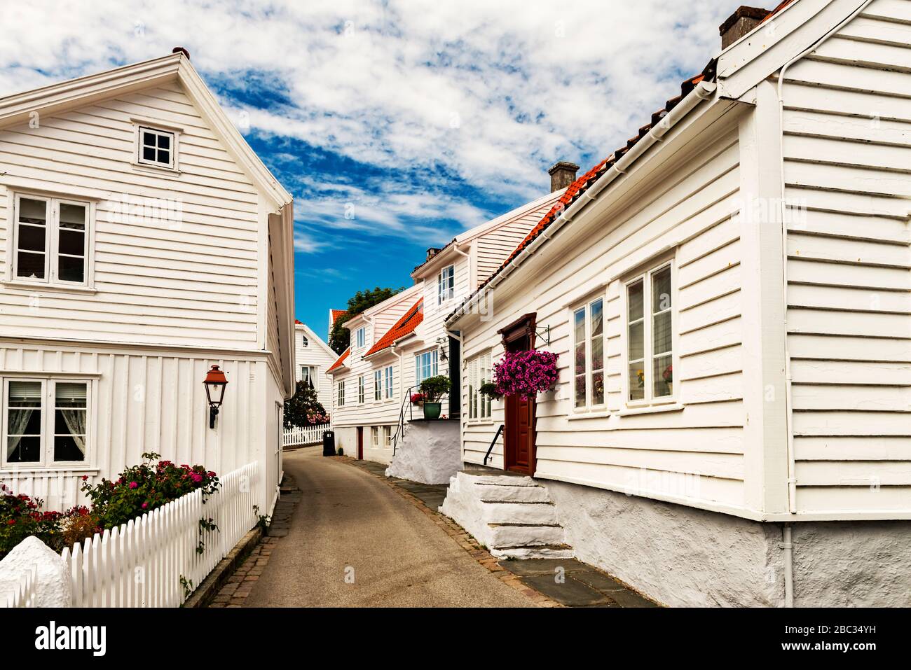 Bâtiments en bois blanc dans la rue du village de pêcheurs du XVIIIe siècle, Old Stavanger, Norvège Banque D'Images