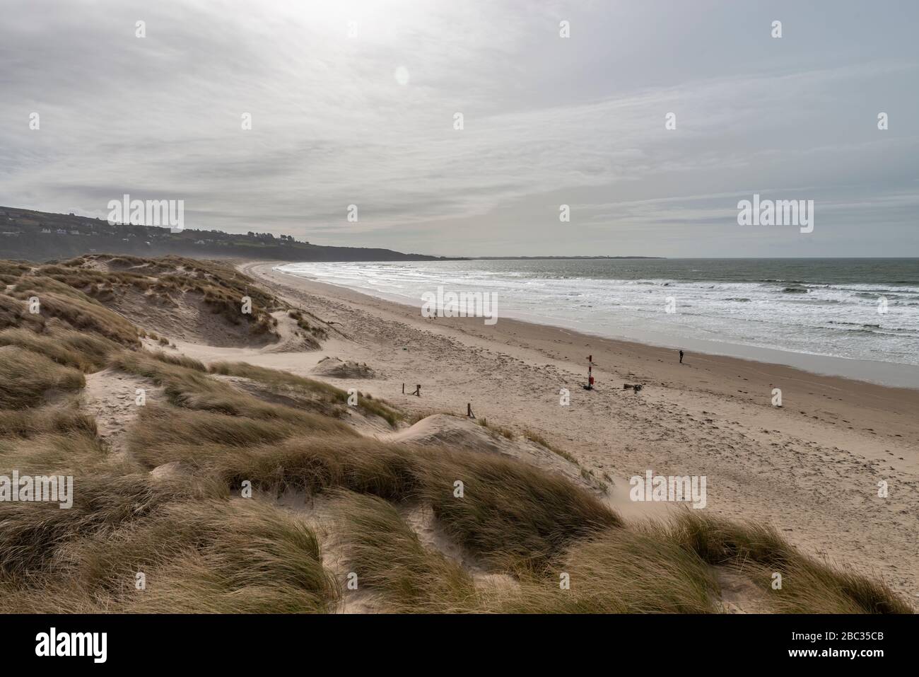 Plage à Harlech avec dunes de sable le jour nuageux Banque D'Images