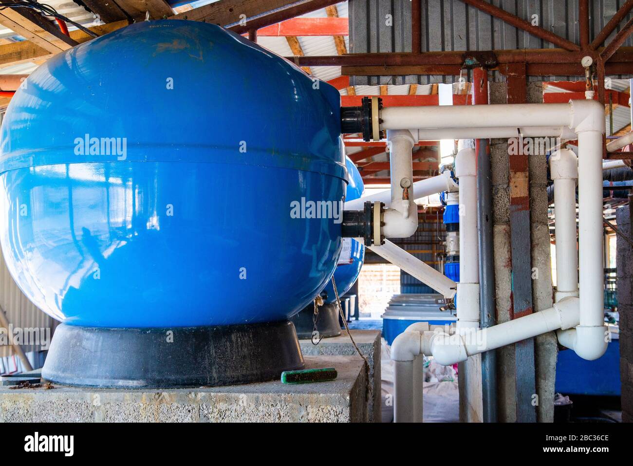 Système de pompage de l'eau pour l'agriculture. Grandes cuves d'extension bleues avec système d'eau pour tuyaux en PVC. Banque D'Images