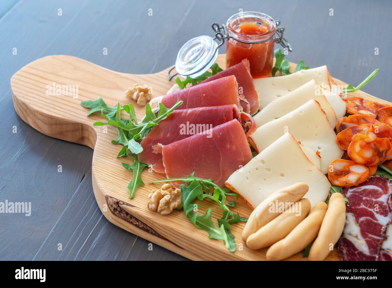 Hors-d'œuvre de viande en tranches, dessert de viande avant le déjeuner. Saucisses de Hamon Produits fumés jambon fromage et olives. Cuisine méditerranéenne Banque D'Images