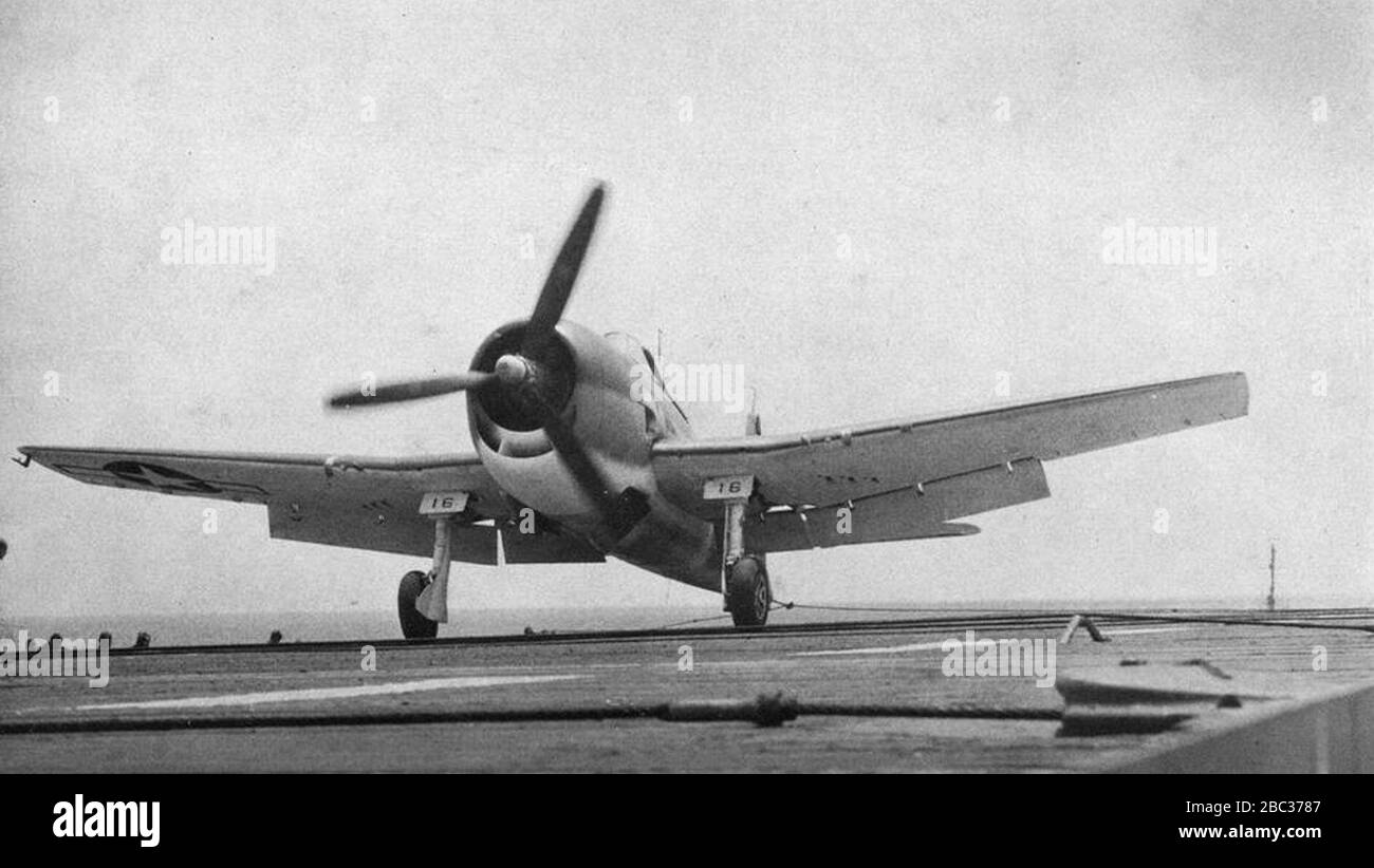Grumman F6F Hellcat atterrit à bord de USS Hollandia (CVE-97), vers 1944. Banque D'Images