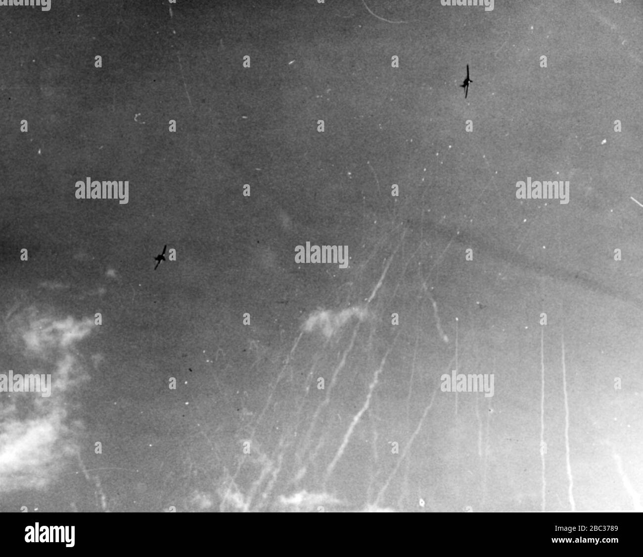 Grumman F6F Hellcat tente d'intercepter un kamikaze japonais attaquant l'USS Suwannee (CVE-27) au large des Philippines le 25 octobre 1944 (NH 71527). Banque D'Images