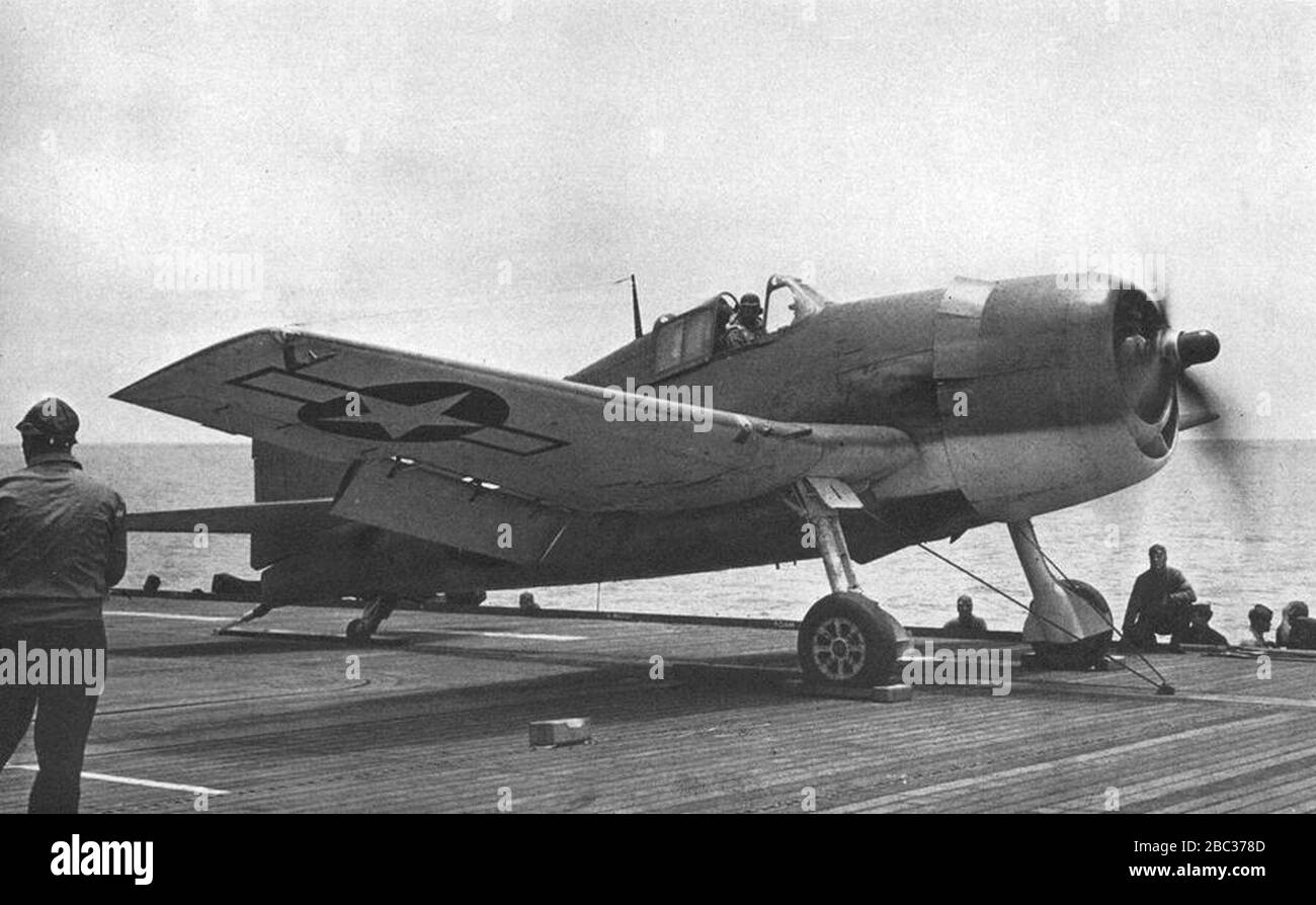 Grumman F6F Hellcat est lancé à partir de USS Hollandia (CVE-97), vers 1944. Banque D'Images