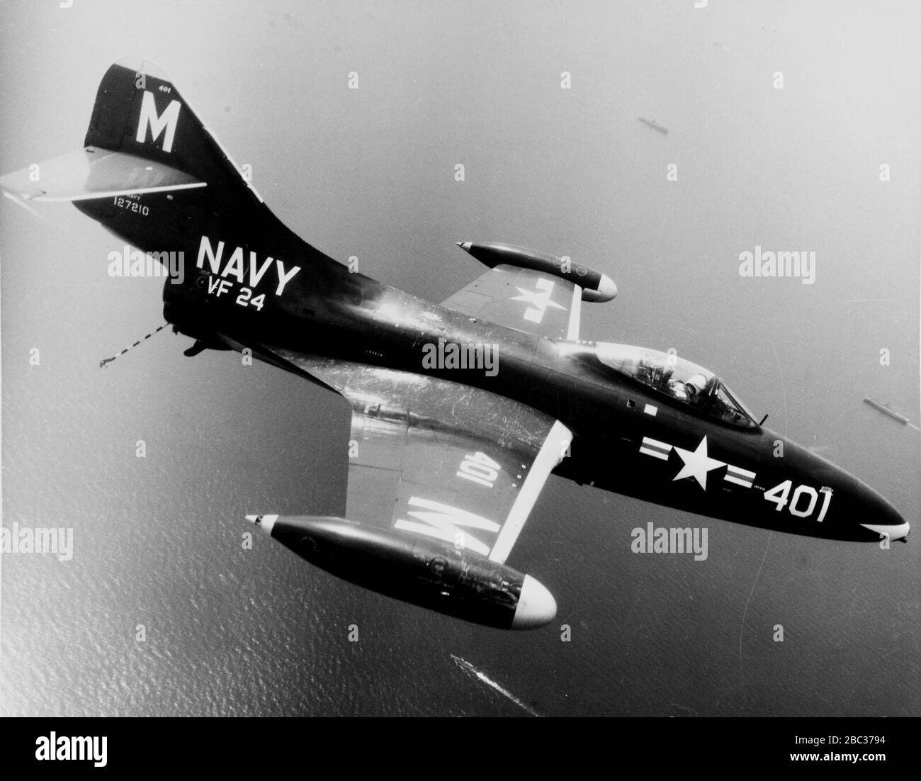 Grumman F9F-2 Panther de VF-24 sur le Groupe de travail 77 en juillet 1952. Banque D'Images