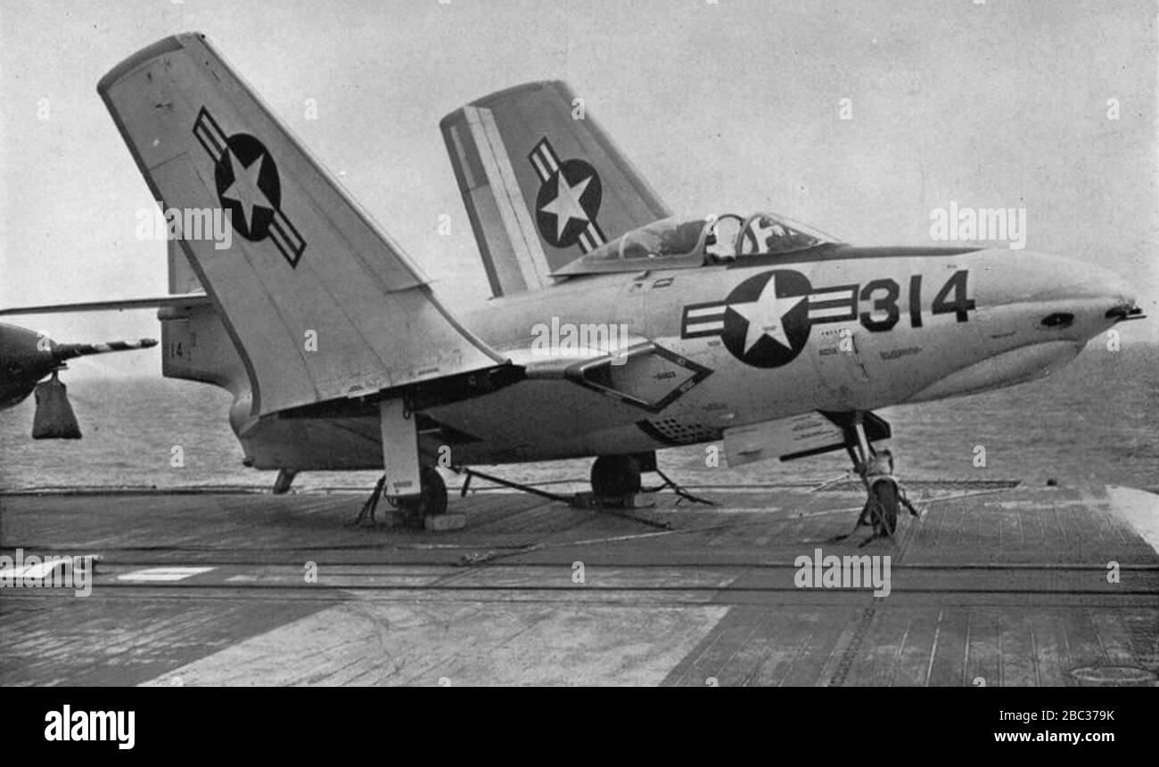 Grumman F8F-8 Cougar de VF-53 à bord de l'USS Shangri-la (CVA-38), en 1956. Banque D'Images