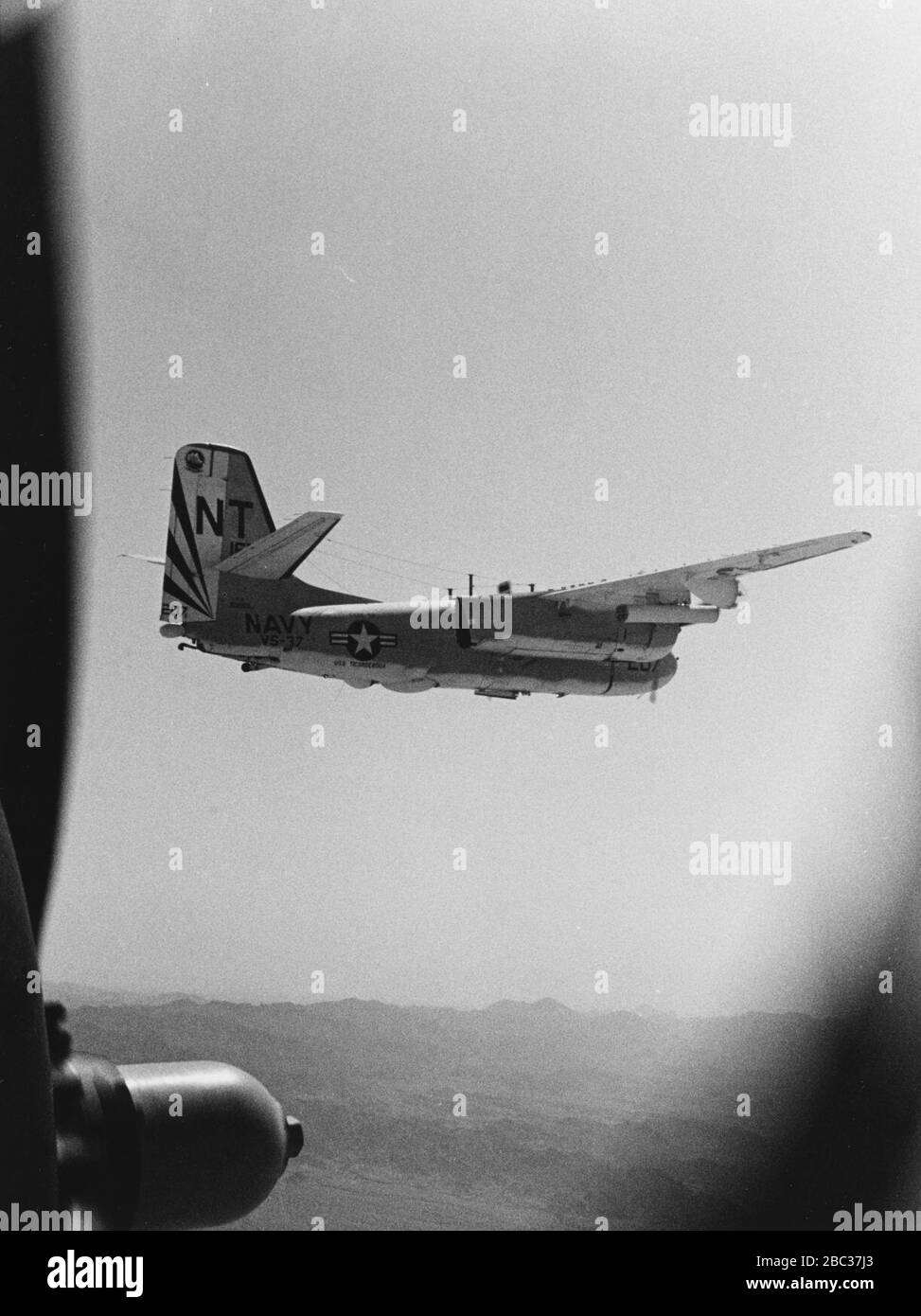 Grumman S-2 E Tracker du VS-37 en vol au-dessus de la gamme de Gunnery de Chocolate Mountain en juin 1970. Banque D'Images