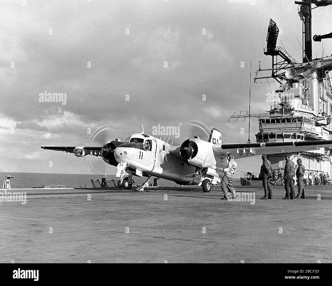 Grumman S-2 E Tracker de VS-41 est prêt à être lancé à partir du porte-avions USS Bennington (CVS-20) le 30 novembre 1967 (NH 97584). Banque D'Images