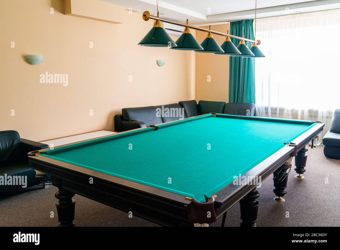 Intérieur de la salle de billard avec table. Banque D'Images