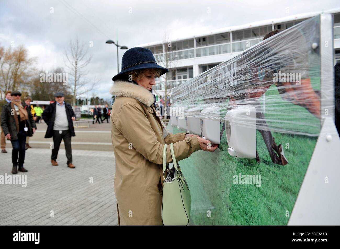 Les foules se rassemblent à l'hippodrome de Cheltenham pour le Festival de course 2020, l'un des derniers grands rassemblements publics sous le nuage de coronavirus covid-19 Banque D'Images