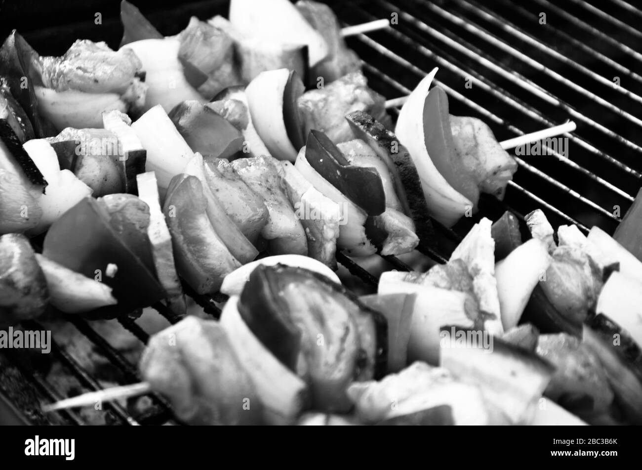 mélange savoureux de brochettes de poulet et de légumes Banque D'Images