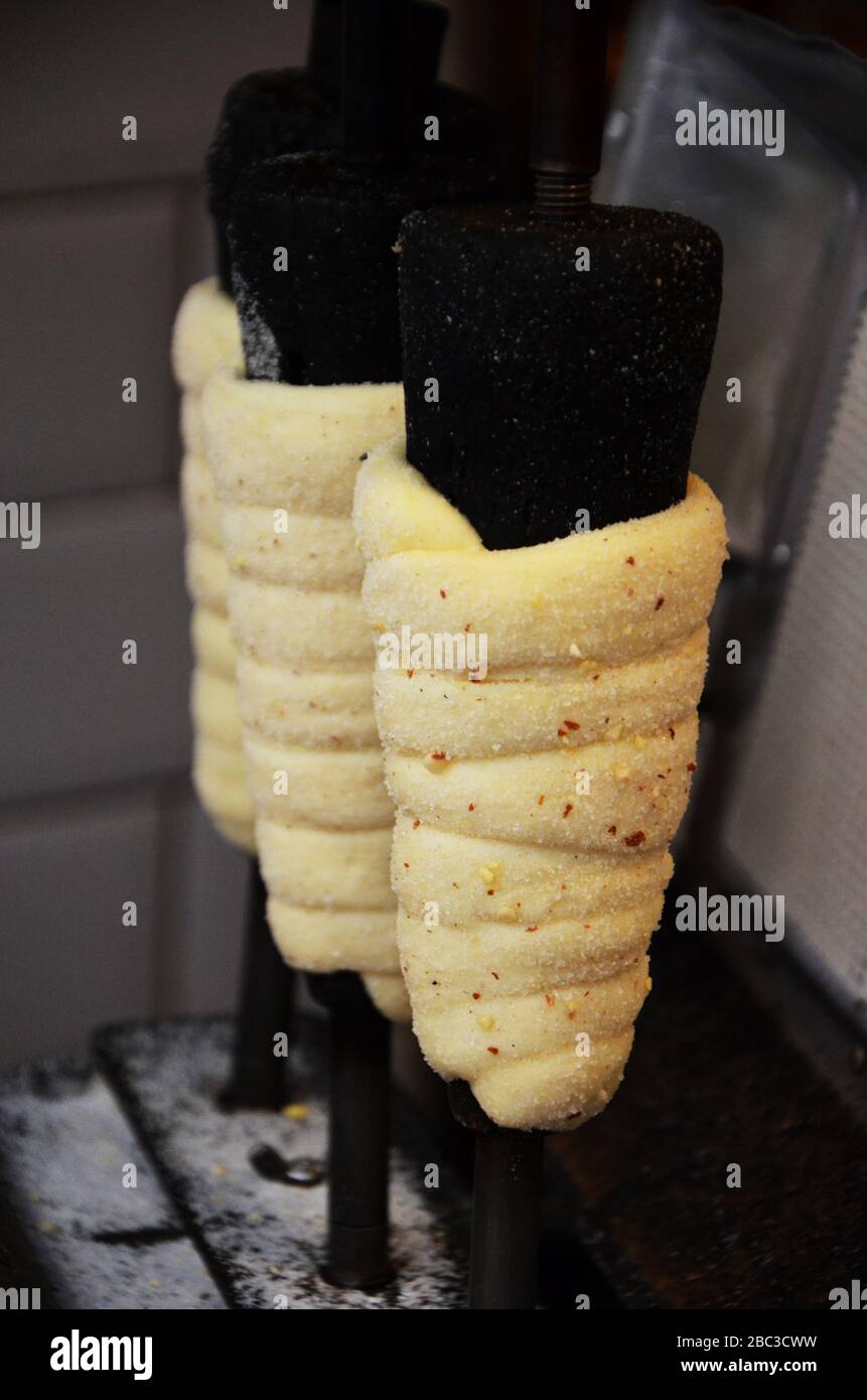 délicieux délices tchèques à la cannelle, au sucre, aux noix et aux amandes Banque D'Images
