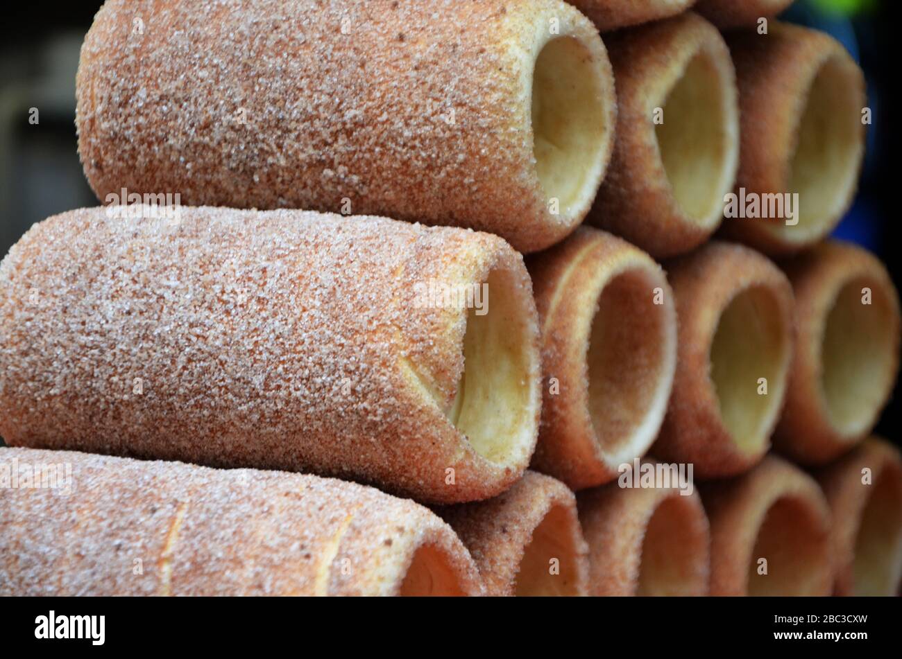 délicieux délices tchèques à la cannelle, au sucre, aux noix et aux amandes Banque D'Images