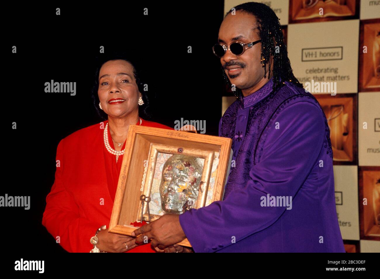 Coretta Scott King et Stevie Wonder lors de la VH-1 de 1994 à Los Angeles, Californie. 21 juin 1994 crédit: Scott Weiner/MediaPunch Banque D'Images