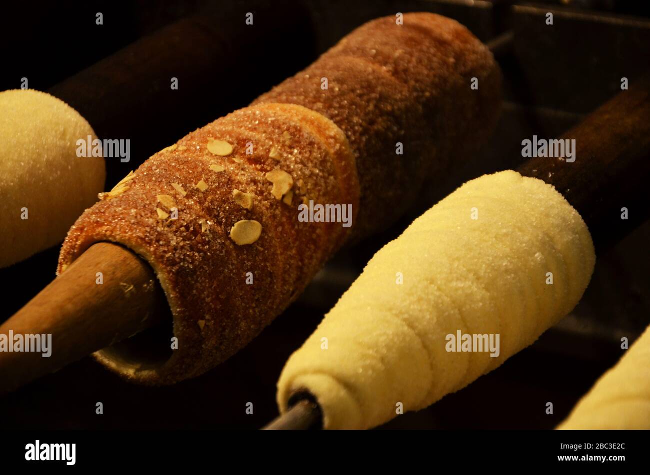 délicieux délices tchèques à la cannelle, au sucre, aux noix et aux amandes Banque D'Images
