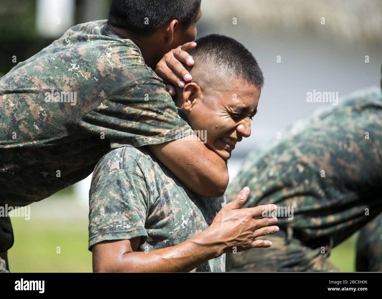 Les marines guatémaltèques participent à un échange de conditionnement de combat avec les marines américaines affectées à une attaque d'atterrissage l'équipe des opérations suivantes dans le cadre de la formation du Programme des arts martiaux du corps marin des États-Unis au cours de l'année 140819 Banque D'Images