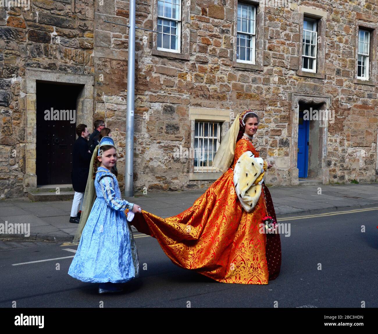 Des étudiants vêtus de charachters historiques dans la procession Kate Kennedy qui se tient chaque année à St Andrews, Fife, Écosse. Banque D'Images