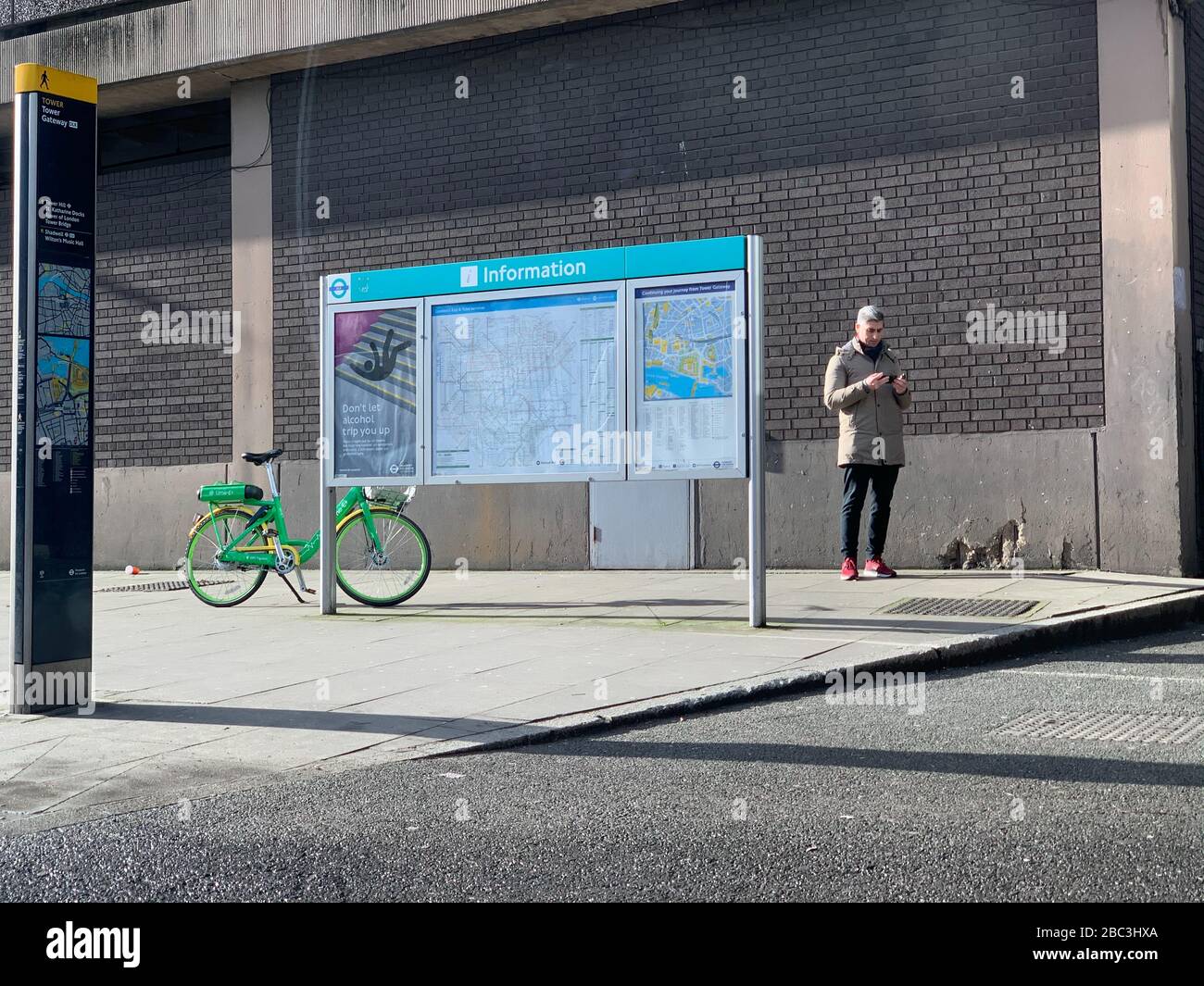 Homme avec mobile, Aldgate, est de Londres Banque D'Images