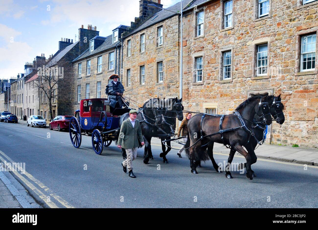 Des étudiants vêtus de charachters historiques dans la procession Kate Kennedy qui se tient chaque année à St Andrews, Fife, Écosse. Banque D'Images