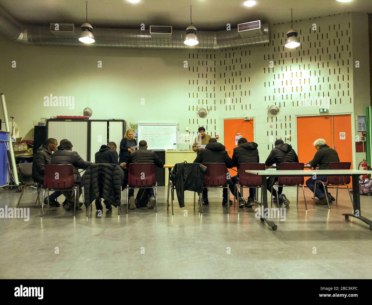 Montreuil, France, volontaires enseignant des leçons de français gratuites aux migrants de groupe nouvellement arrivés d'Afrique, en classe, élève apprenant la classe de français paris services sociaux, quartier à faible revenu, seine saint denis, à but non lucratif, bénévoles aidant la communauté, migration, cours de français étranger Banque D'Images