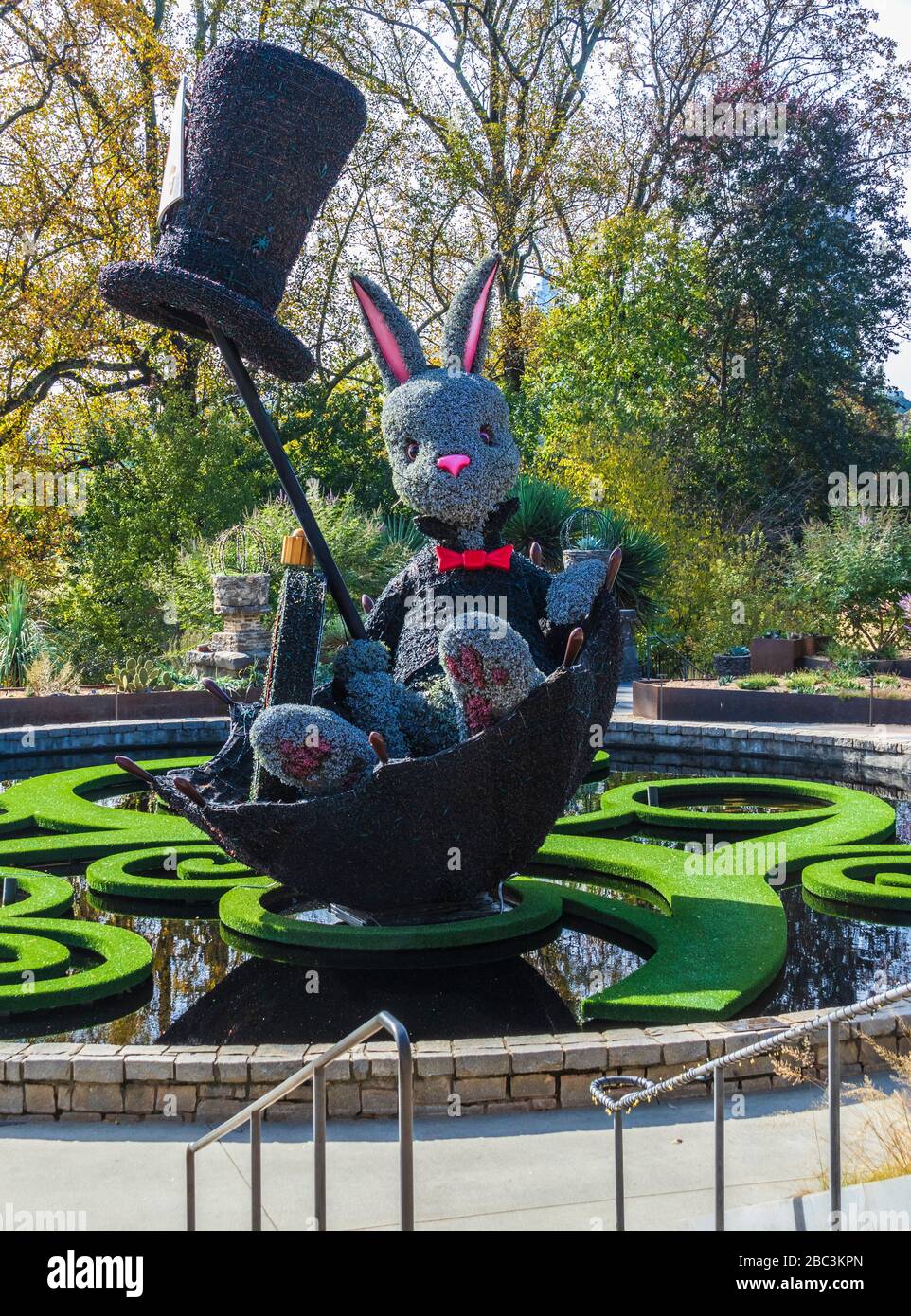 Sculpture avec lumières de Noël aux jardins botaniques d'Atlanta à Atlanta, Géorgie. Banque D'Images
