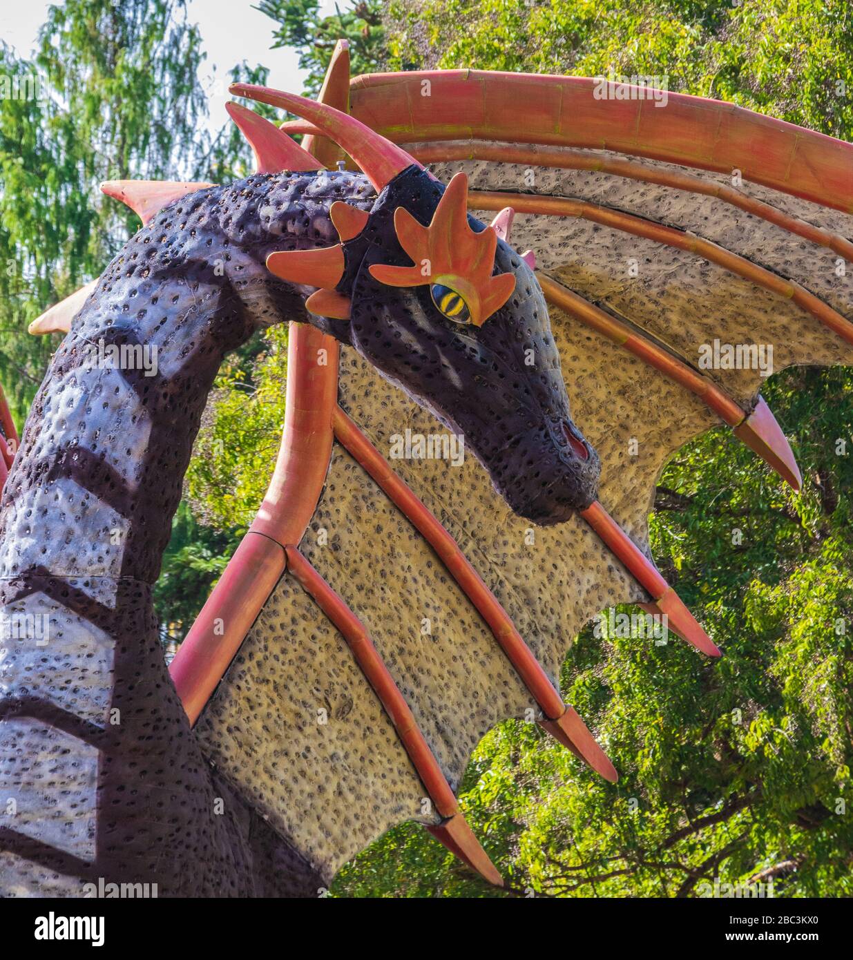 Dragon Sculpture avec lumières de Noël aux jardins botaniques d'Atlanta à Atlanta, Géorgie. Banque D'Images