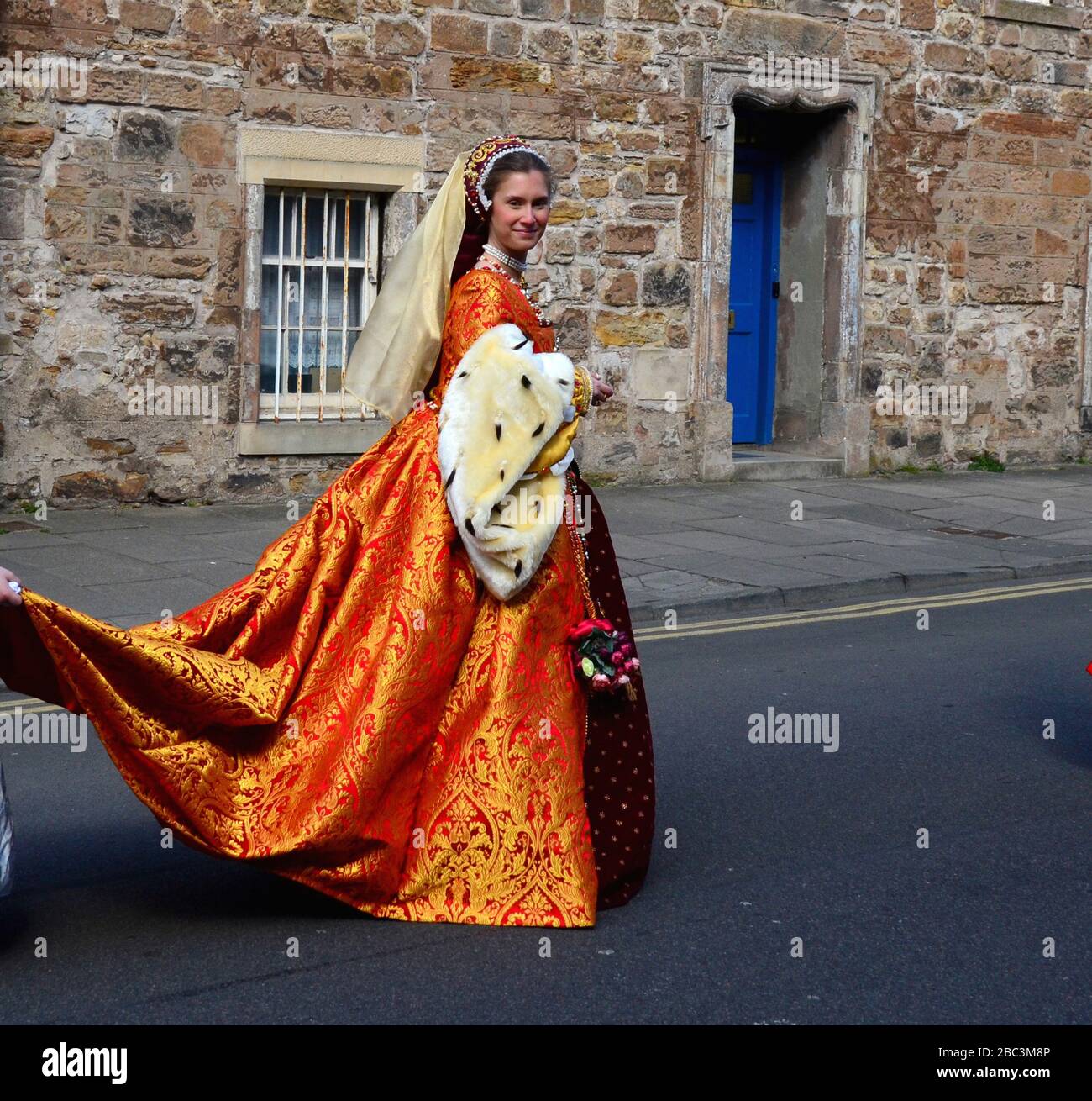 Des étudiants vêtus de charachters historiques dans la procession Kate Kennedy qui se tient chaque année à St Andrews, Fife, Écosse. Banque D'Images