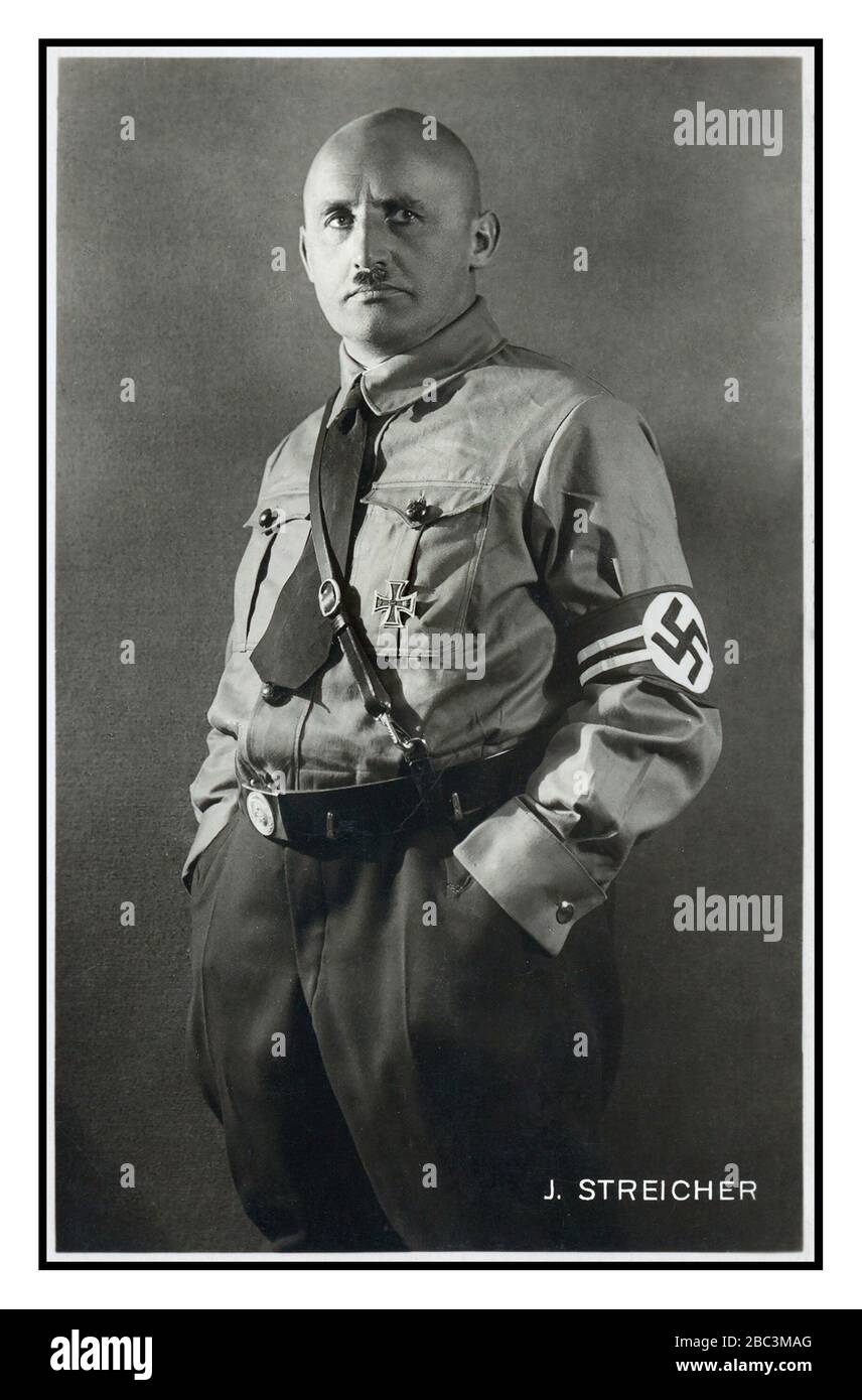 JULIUS STREICHER Archive membre du parti nazi portant un portrait de studio de brassard de swastika Julius Streicher en uniforme. (1885-1946) Portrait politique allemand 1937. Streicher Allemagne nazie Gauleiter von Nurnberg, il a été le fondateur et l'éditeur de Der Stürmer un journal antijuif raciste, utilisé par la machine de propagande nazie pour publier des contrevérités malveillantes odieuses. Il a été exécuté en 1946 pour crimes de guerre contre l'humanité. Banque D'Images