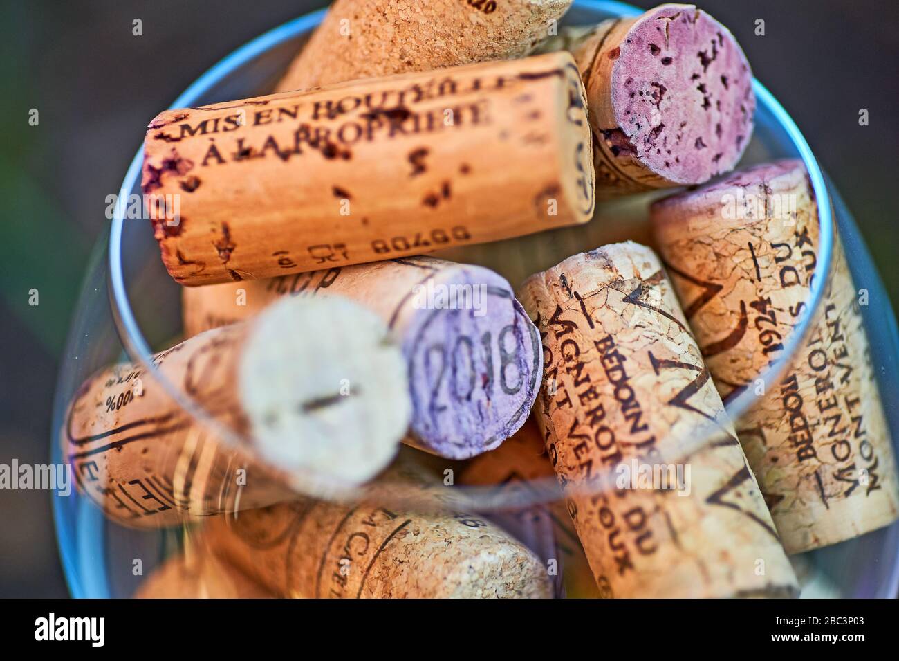 Image abstraite d'un verre de vin plein de bouteilles de vin corks. Banque D'Images