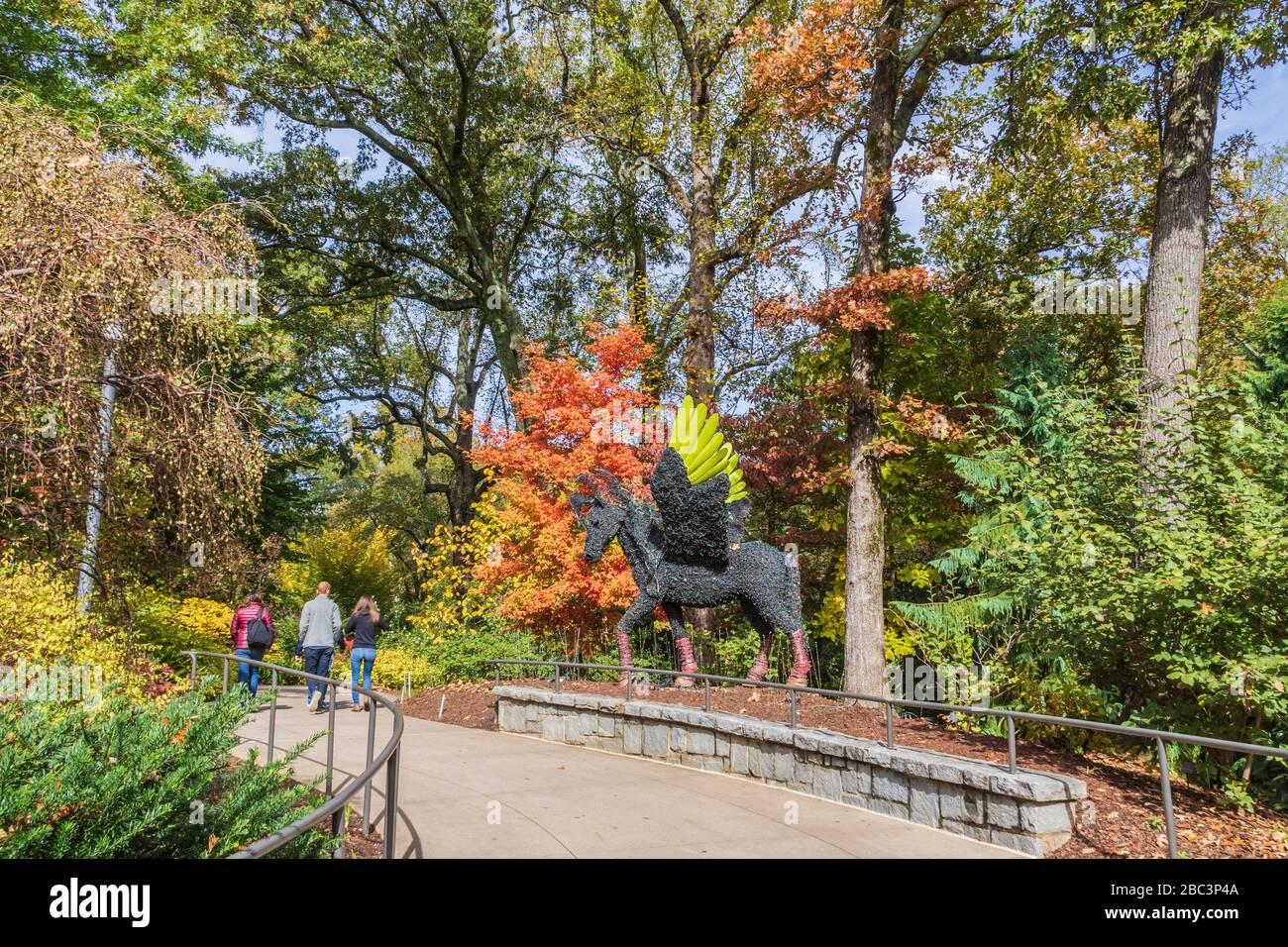Sculpture UNICORN avec lumières de Noël dans les jardins botaniques d'Atlanta à Atlanta, Géorgie. Banque D'Images