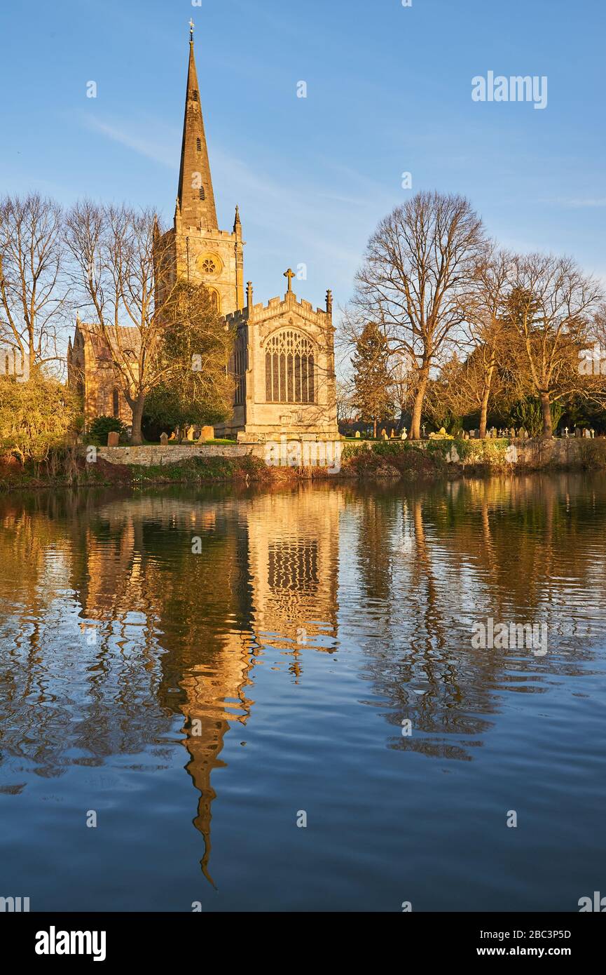 L'église Sainte-Trinité, Stratford-upon-Avon, Warwickshire, lieu de sépulture de William Shakespeare se reflète dans la rivière Avon Banque D'Images